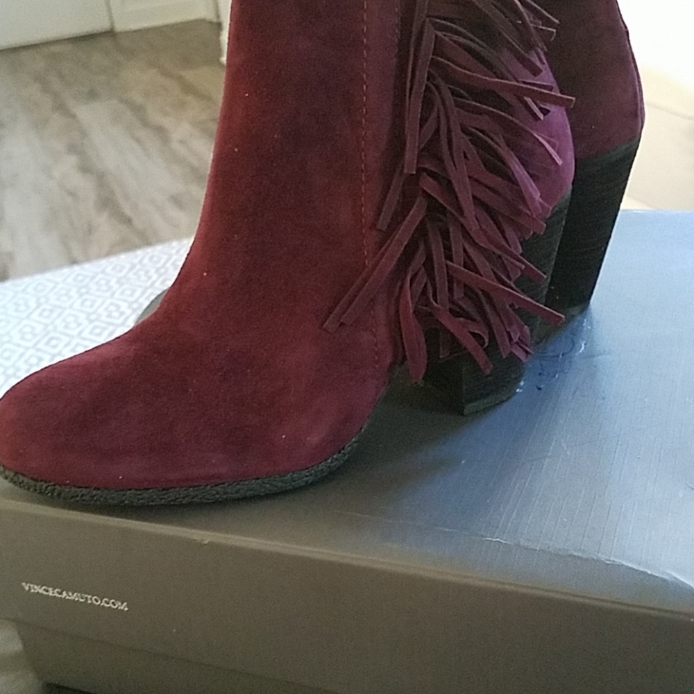 STUNNING Vince Camuto fringed booties.